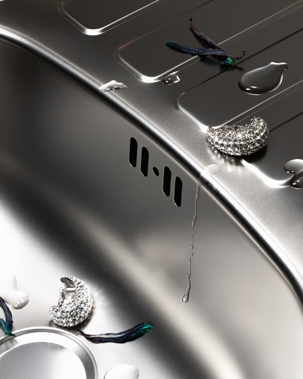 SINK JEWELS - Photography by PIERRE TOSTAIN